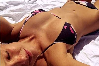 Proving she has one of the hottest bods in model-world, Bar Rafaeli posted this taut tummy snap on her Twitter from her holiday in Thailand. <br/>