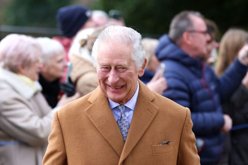 SANDRINGHAM, NORFOLK - 25 DÉCEMBRE : le roi Charles III assiste au service du jour de Noël à l'église St Mary Magdalene le 25 décembre 2022 à Sandringham, Norfolk.  Le roi Charles III est monté sur le trône le 8 septembre 2022, son couronnement étant prévu pour le 6 mai 2023. (Photo de Stephen Pond/Getty Images)