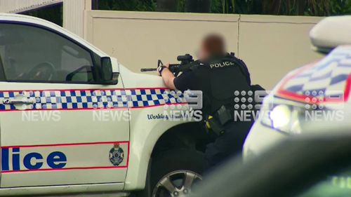 Polisi Queensland menembak mati pria bersenjata di Ipswich.