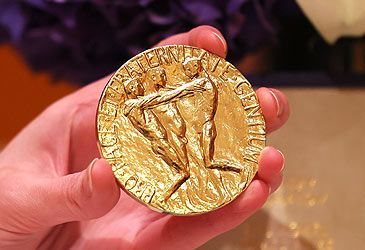 How much did the auction of Dmitry Muratov's Nobel Peace Prize medal raise for Ukrainian child refugees?