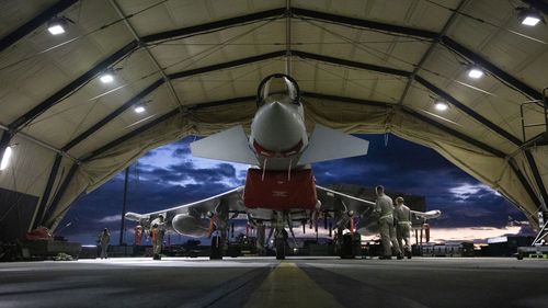 Sur cette image fournie par le ministère britannique de la Défense, les Typhoon FRG4 de la RAF sont prêts à mener de nouvelles frappes contre des cibles militaires houthies au Yémen, depuis la RAF Akrotiri, à Chypre, le 3 février 2024.