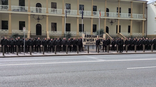 A Transport for NSW demitiu um funcionário da linha de frente depois que ele participou de uma forte manifestação neonazista de cerca de 60 membros fora do Parlamento. 