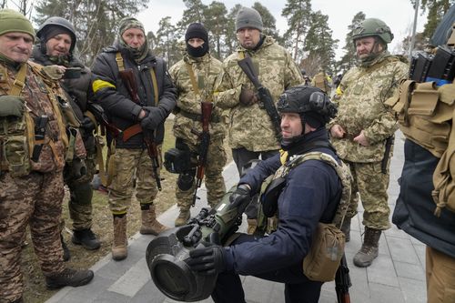 Des membres des Forces de défense territoriale ukrainiennes s'entraînent à utiliser une arme antichar NLAW dans le parc de la ville de la périphérie de Kiev, en Ukraine, le mercredi 9 mars 2022 
