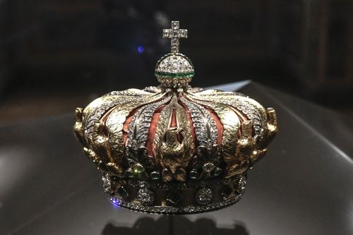 A coroa da Imperatriz Eugénie é exibida na Galeria Apollo, no museu do Louvre, em Paris, em 14 de janeiro de 2020.