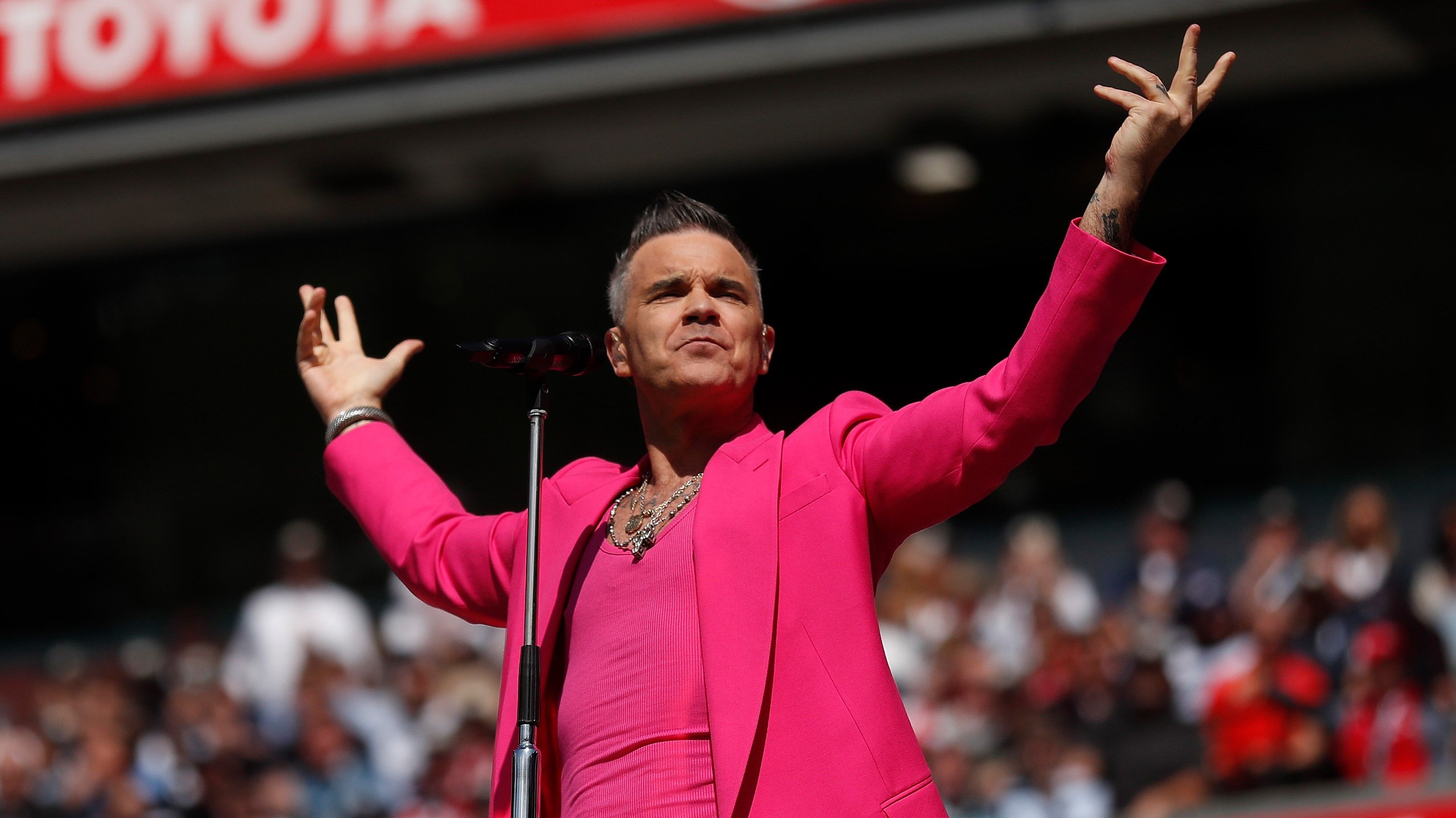Lufthaus robbie williams immortal. Робби Виллиамс 2022. Robbie Williams XXV. Елена Вилсон Австралия. Робби Вильямс пльбом 25