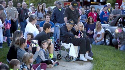 Hundreds gather to salute 91-year-old US war veteran