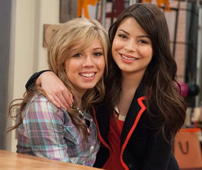 Миранда Косгроув и Дженнет Маккарди снимаются в iCarly.