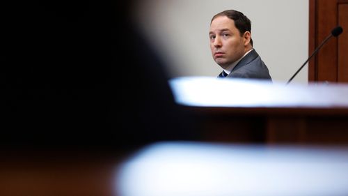 Brendan Banfield testimonia durante il processo per duplice omicidio presso il tribunale della contea di Fairfax, mercoledì 14 gennaio 2026, a Fairfax, Virginia (AP Photo/Tom Brenner, Pool)