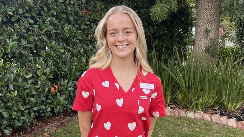 L'infermiera laureata Zoe Kapolos convive con l'endometriosi e aiuta anche a curare i pazienti affetti da essa presso l'ospedale di Melbourne dove lavora.