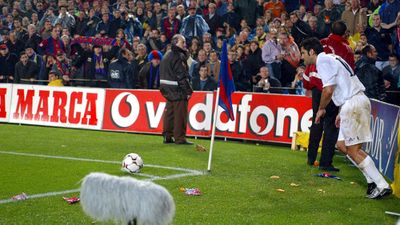 Figo gets a pig head thrown at him in Barcelona