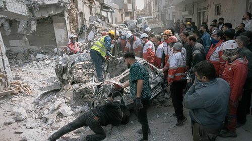 Uma busca desesperada por sobreviventes após um ataque na cidade iraniana de Tabriz.