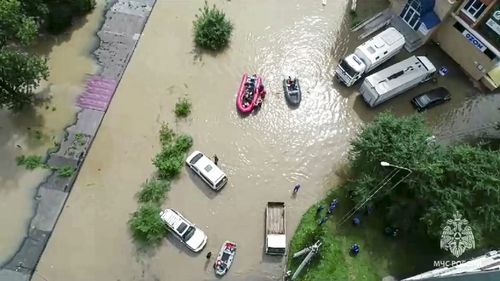 L'Extrême-Orient russe après que de fortes averses ont inondé les villages de la région à la suite du typhon Khanun.  (Service de presse du ministère russe des Urgences via AP)