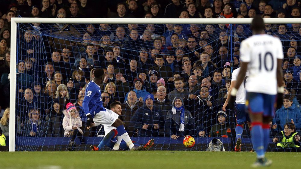 Romelu Lakaku scores for Everton against Crystal Palace. (AAP)
