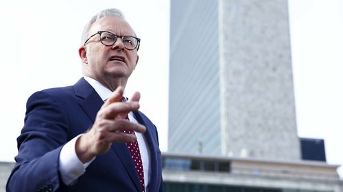 O primeiro-ministro Anthony Albanese durante uma conferência de imprensa sobre a Austrália reconhecendo formalmente o Estado da Palestina na sede da ONU.