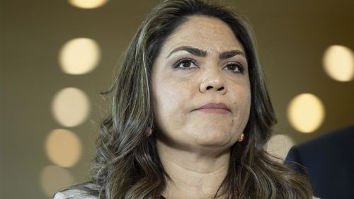 A senadora liberal Jacinta Nampijinpa Price fotografada no Parlamento em Canberra no início deste mês.