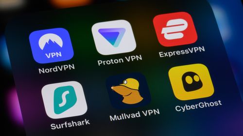 Toronto, Canada - 13 dicembre 2024: app VPN su uno smartphone: NordVPN, Proton VPN, ExpressVPN, Surfshark, Mullvad, CyberGhost.