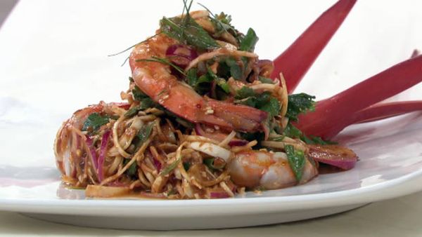 Grilled scampi with banana bell salad