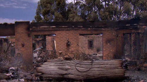 Um comandante de corpo de bombeiros e seu irmão estão aceitando a perda de suas casas depois que um incêndio florestal devastou sua pequena cidade nas Terras Altas Centrais de Victoria.