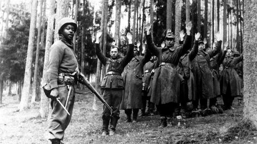 Alman askerleri, bir Amerikan askerine teslim oluyor.