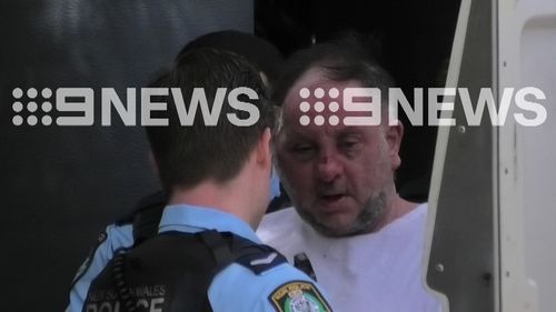 一名 60 岁的父亲在悉尼内西区从他家的公寓窗户随意开了 50 枪，在离开医院前往警察局的途中被抓获，他正在等待指控。 ﻿