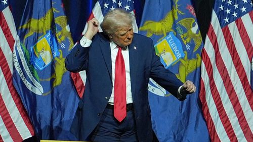 Donald Trump balla al Detroit Economic Club.