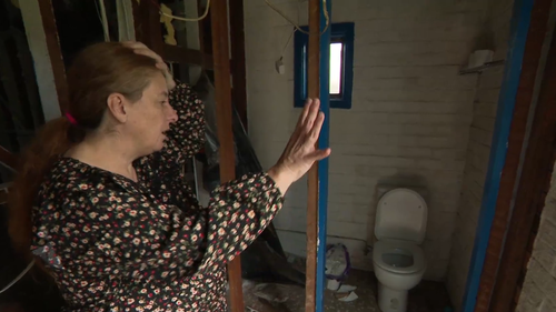 Família se muda 13 vezes em um ano depois que uma tempestade cria mofo