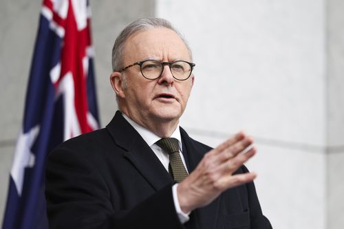 Başbakan Anthony Albanese, Canberra'daki Parlamento Binası'nda basın toplantısı düzenliyor.