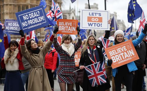 Brexit supporters and those against have taken to the streets of Britain in a last ditch attempt.