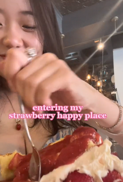 Food blogger fat-shamed in shop strawberry cake