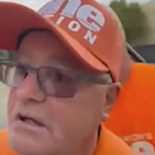 Il volontario di One Nation ha tentato di prendere il telefono di James Paterson dopo aver realizzato che la loro conversazione era stata filmata.