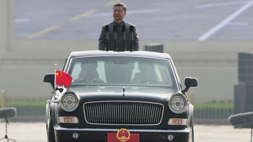 Çin Cumhurbaşkanı Xi Jinping, askeri geçit öncesinde birlikleri denetliyor.