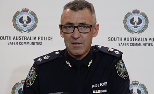 O oficial encarregado do Superintendente da Filial de Serviços de Trânsito, Shane Johnson, recebeu um aviso de expiação por usar um telefone celular enquanto andava de bicicleta.
