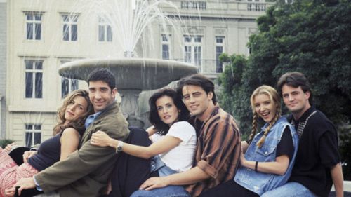 The original cast of FRIENDS in front of the water fountain. (Getty)