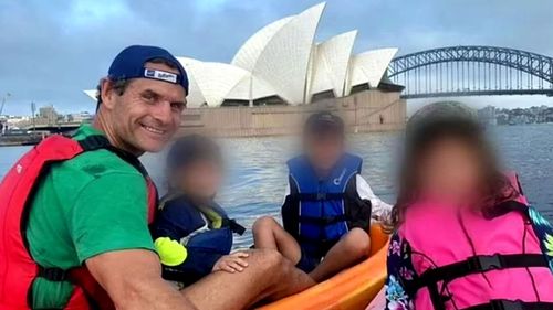 La police réduit la recherche de l'entrepreneur technologique de Sydney, Andrew Findlay, qui a disparu après un accident de bateau au large de Watsons Bay jeudi.  Le père de trois enfants était à bord du navire avec le célèbre marchand d'art Tim Klingender, 59 ans, dont le corps a été retiré de l'eau.