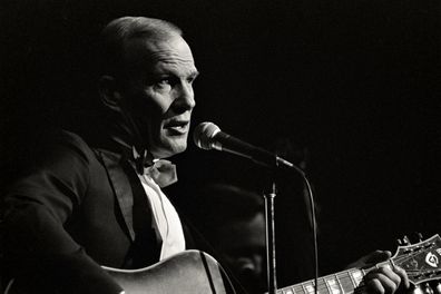 Tom Smothers, here in 1987, dies at 86.