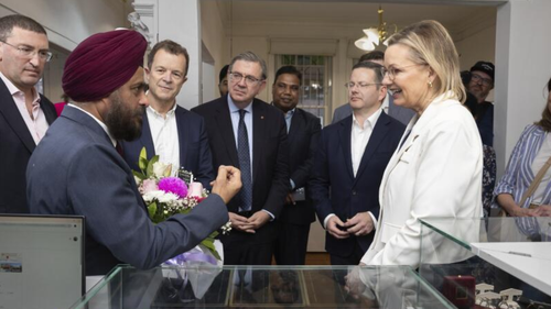O líder da oposição Sussan Ley visita uma loja Jewellry de propriedade de Gurmeet Singh Tuli, presidente da Little India Australia, à esquerda, durante uma turnê pela Little India em Harris Park no domingo, 7 de setembro de 2025. O Partido Liberal está buscando que o prêmio de reivindicação de prioridade com a comunidade indiana australiana, depois que o senador Jacinta -Mami -Mamijinpa afirmou que a prioridade da Índia, o senador indiano mamigra -mi -madigra, o Price afirmou que a prioridade da Índia. 