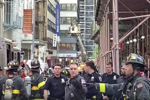 پلیس شهر نیویورک و پرسنل اداره آتش نشانی منطقه ای در منطقه مالی نیویورک در نزدیکی محل یک گاراژ پارکینگ نیمه فرو ریخته را محاصره کردند. 