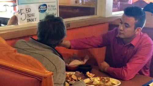 Georgia waiter feeds customer who has no hands in touching act of kindness