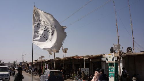 Distrito de Sangin Helmand Afeganistão 20 de dezembro de 2021 Bandeira do Talibã no mercado principal do distrito de Sangin.