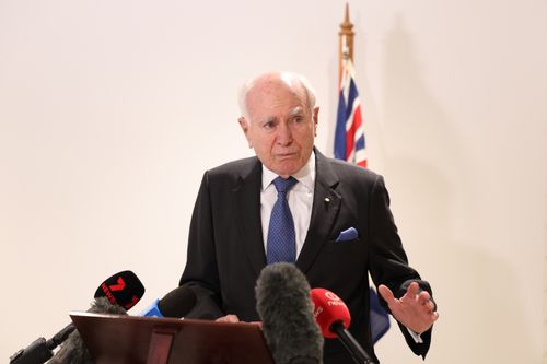 O ex-primeiro-ministro John Howard fala aos meios de comunicação sobre o ataque terrorista de Bondi durante uma conferência de imprensa em Sydney. Segunda-feira, 16 de dezembro de 2025. 