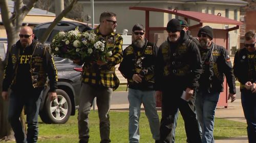 Hoje cedo, os membros do clube de motocicletas dos veteranos viajaram de NSW para prestar homenagem na delegacia.