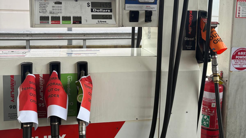 Um posto de gasolina Ampol em Neutral Bay, um dos favoritos dos motoristas nas praias do norte de Sydney, ficou vazio.  