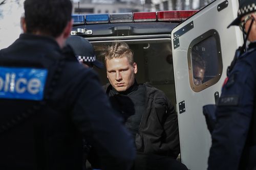 L'età, Notizie, 02/09/2025. Nathan Bull, membro del gruppo neonazista National Socialist Network, viene arrestato dalla polizia di Victoria davanti alla pretura di Melbourne per il suo ruolo nell'attacco a Camp Sovereignty di domenica.