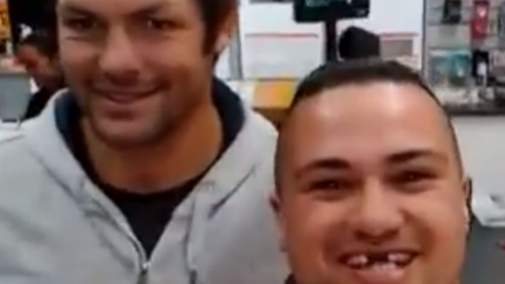 Fan's pic with Richie McCaw goes viral