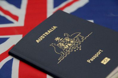 Pasaporte australiano con fondo de la bandera australiana