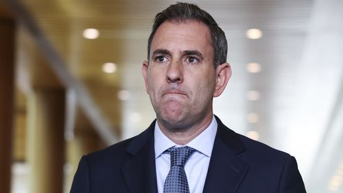 Il tesoriere Dr Jim Chalmers si rivolge ai media in una conferenza stampa presso il Parlamento di Canberra mercoledì 26 novembre 2025.