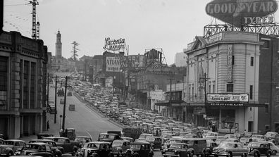 Traffic during tram and bus strike, North Sydney, 20 December 1951, PIX magazine