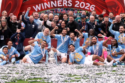 I giocatori del Manchester City posano con il trofeo del vincitore dopo la partita di calcio della finale della FA Cup inglese tra Chelsea e Manchester City a Londra, sabato 16 maggio 2026. (AP Photo/Richard Pelham)