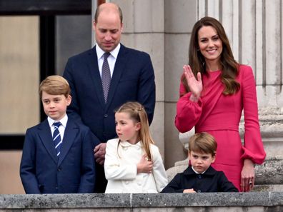 (L-R) Queen Elizabeth II, Prince George of Cambridge, Prince William, Duke of Cambridge Princess Charlotte of Cambridge, Prince Louis of Cambridge and Catherine, Duchess of Cambridge stand on the balcony during the Platinum Pageant on June 05, 2022 in London, England.