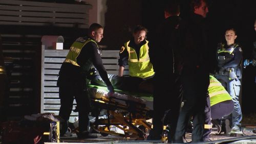 Os dois homens foram levados ao hospital com ferimentos graves, mas sem risco de vida.